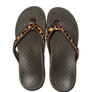 Vionic Orthaheel Tide II Animal Print Patent Leather Flip Flops Sandals Sz 9
